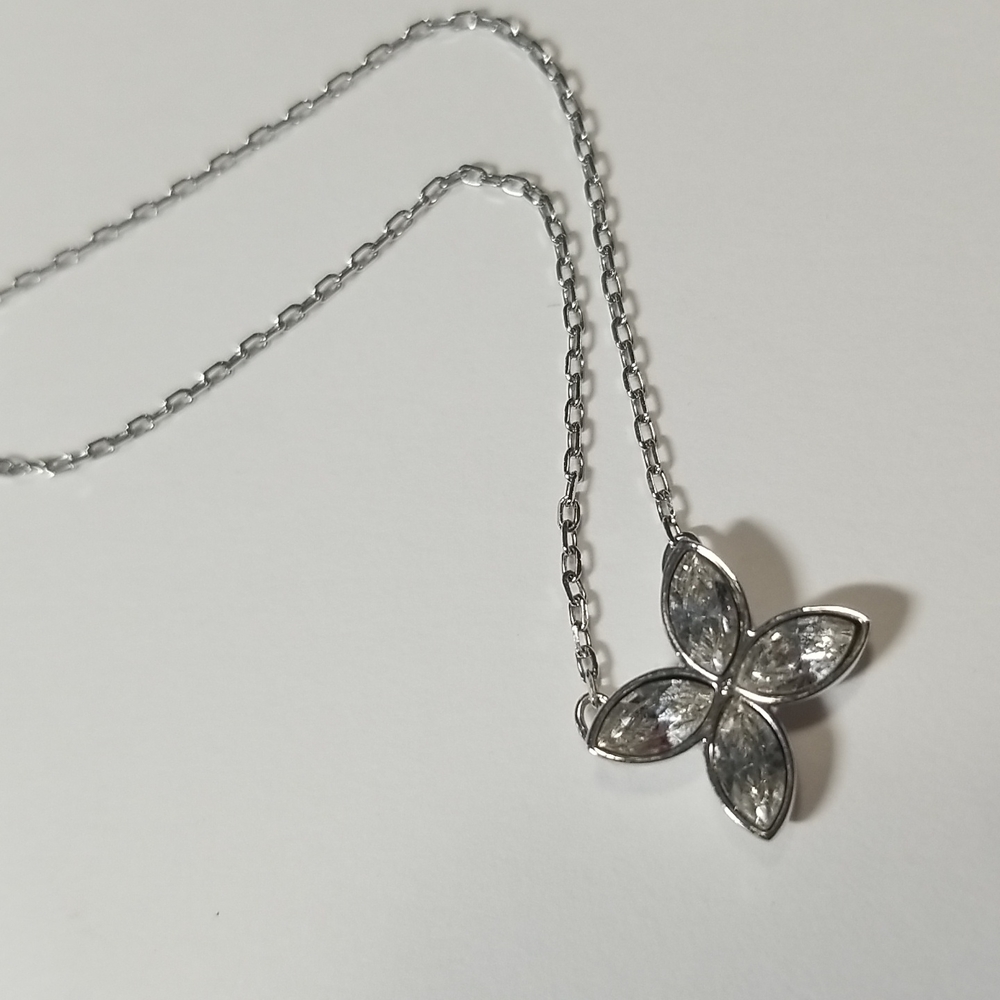 Like New Rare Swarovski Flower/Clover Necklace